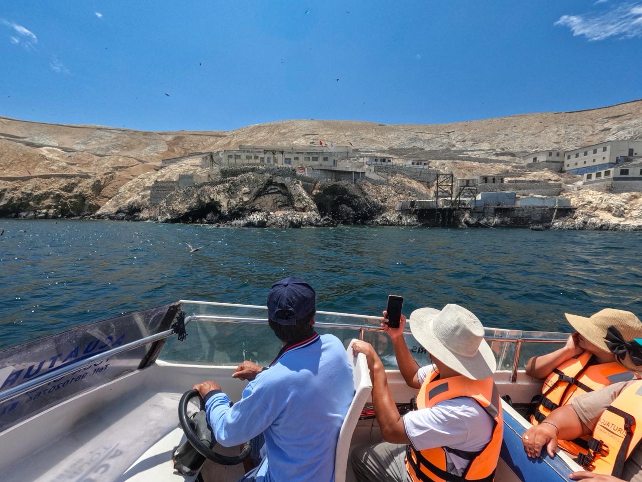 Equipo de Acuaturis en lancha